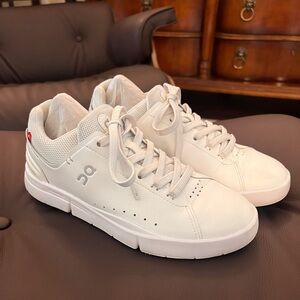 On The Roger ADVANTAGE White Sneaker